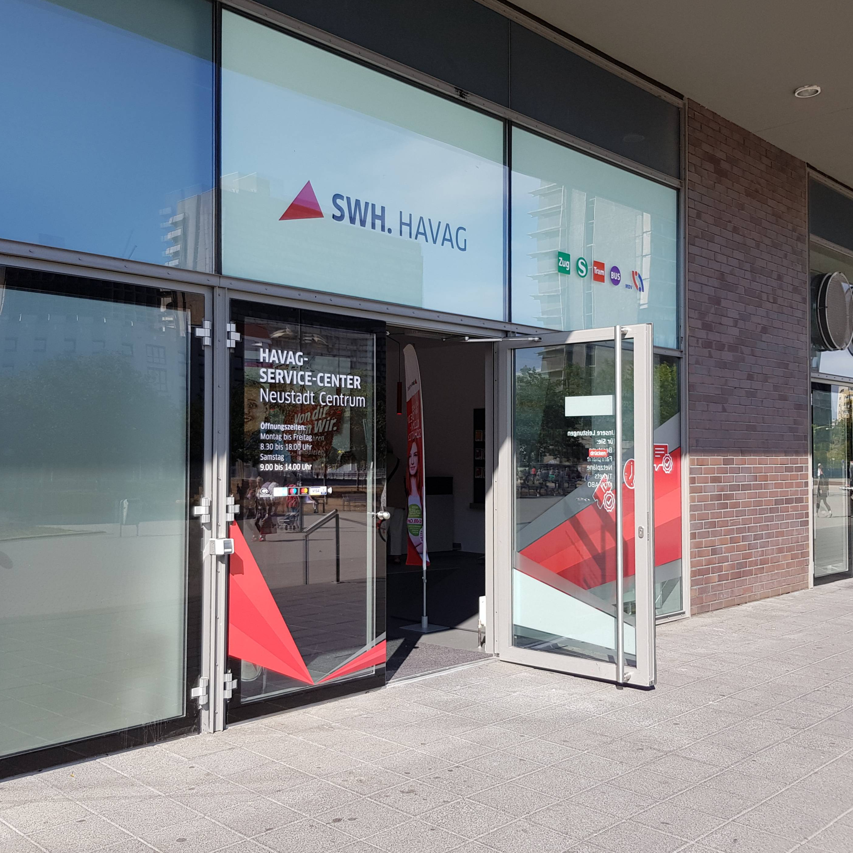 Das Schaufenster und der Eingang zum Service-Center.