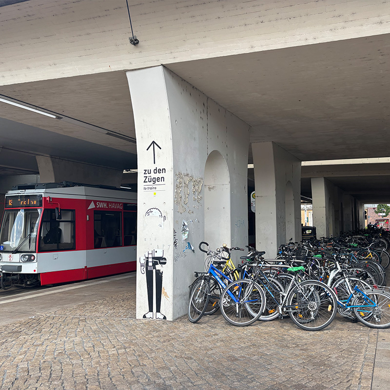 Straßenbahn steht an der Haltestelle Hauptbahnhof.