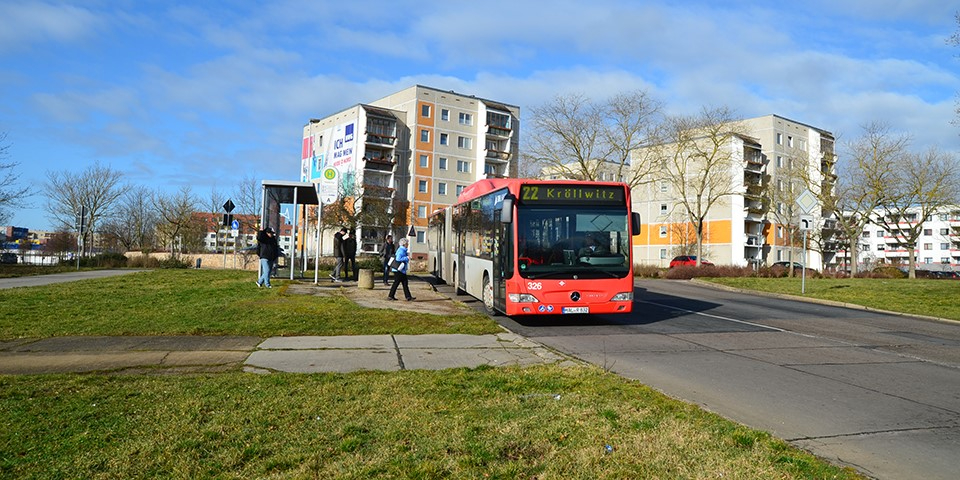 Bus an Haltestelle.