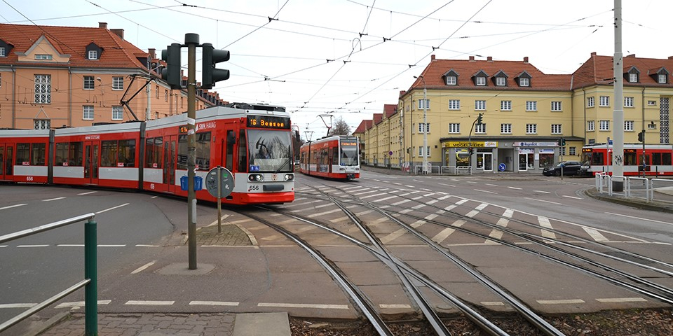 Straßenbahn an Kreuzung.
