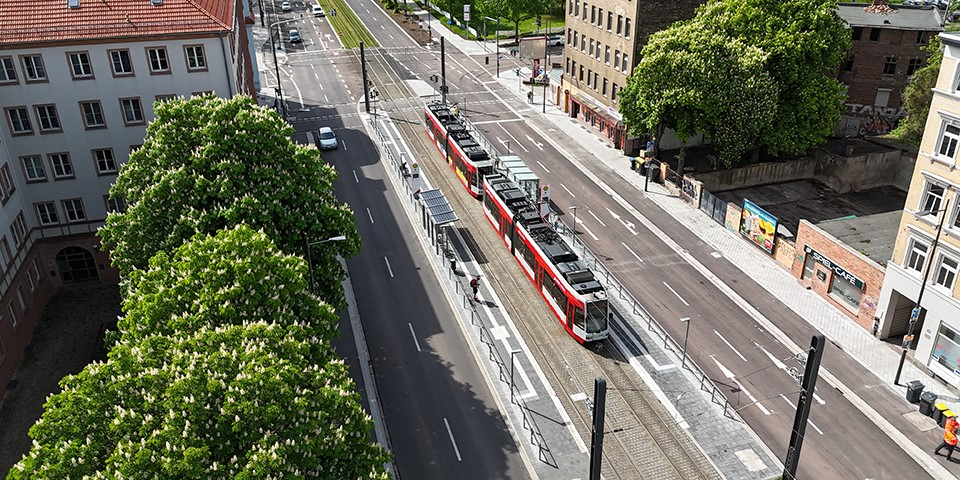Straßenbahn auf der Merseburger Straße.