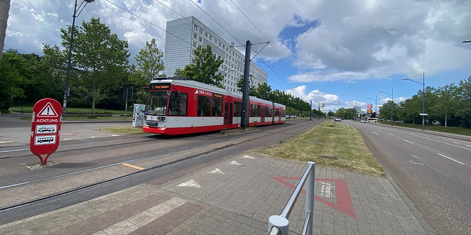 Bahn an Haltestelle