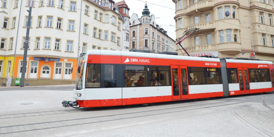 Straßenbahn auf neuer Fahrbahn.