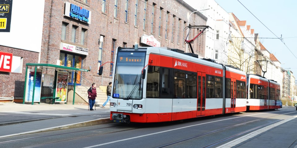 Straßenbahn vor neuer Haltestelle.