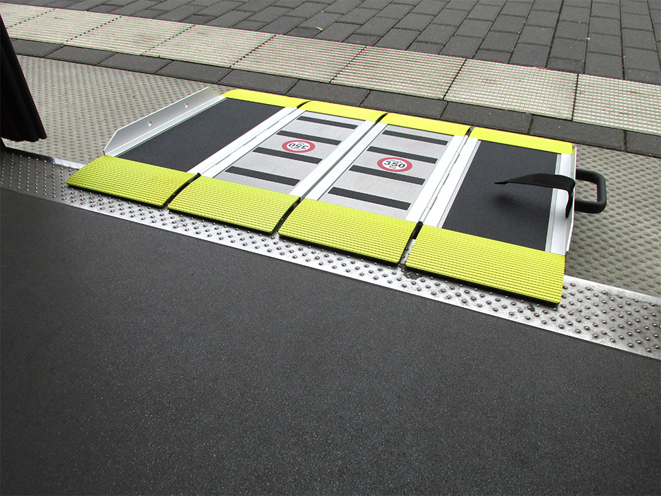 Die mobile Faltrampe liegt zwischen Bahnsteig und Straßenbahn.