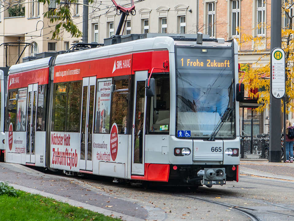 Straßenbahnwerbung im Stadtgebiet Halle.