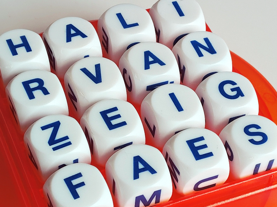 Würfel mit Buchstaben.