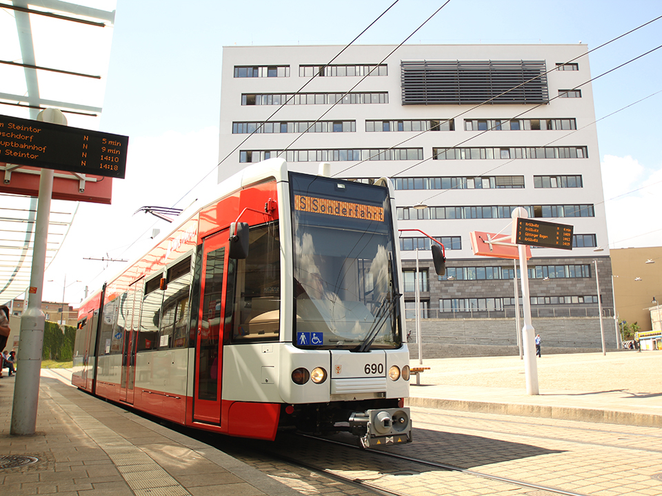 Eine Straßenbahn an der Haltestelle Riebeckplatz als Sonderverkehr.