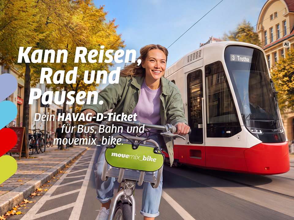 Eine Frau fährt mit dem Rad neben einer TINA-Straßenbahn.
