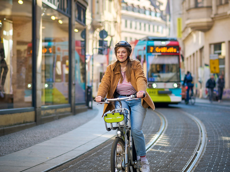movemix_bike und Straßenbahn in der Stadt Halle.