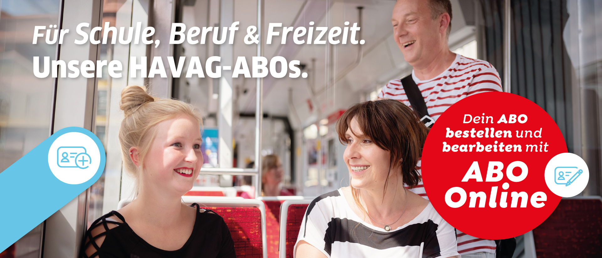Das Bild zeigt das Innere einer Starßenbahn. Ein Mädchen sitzt zusammen mit ihrer Mutter nebeneinander. Der Vater steht dahinter und lacht. 