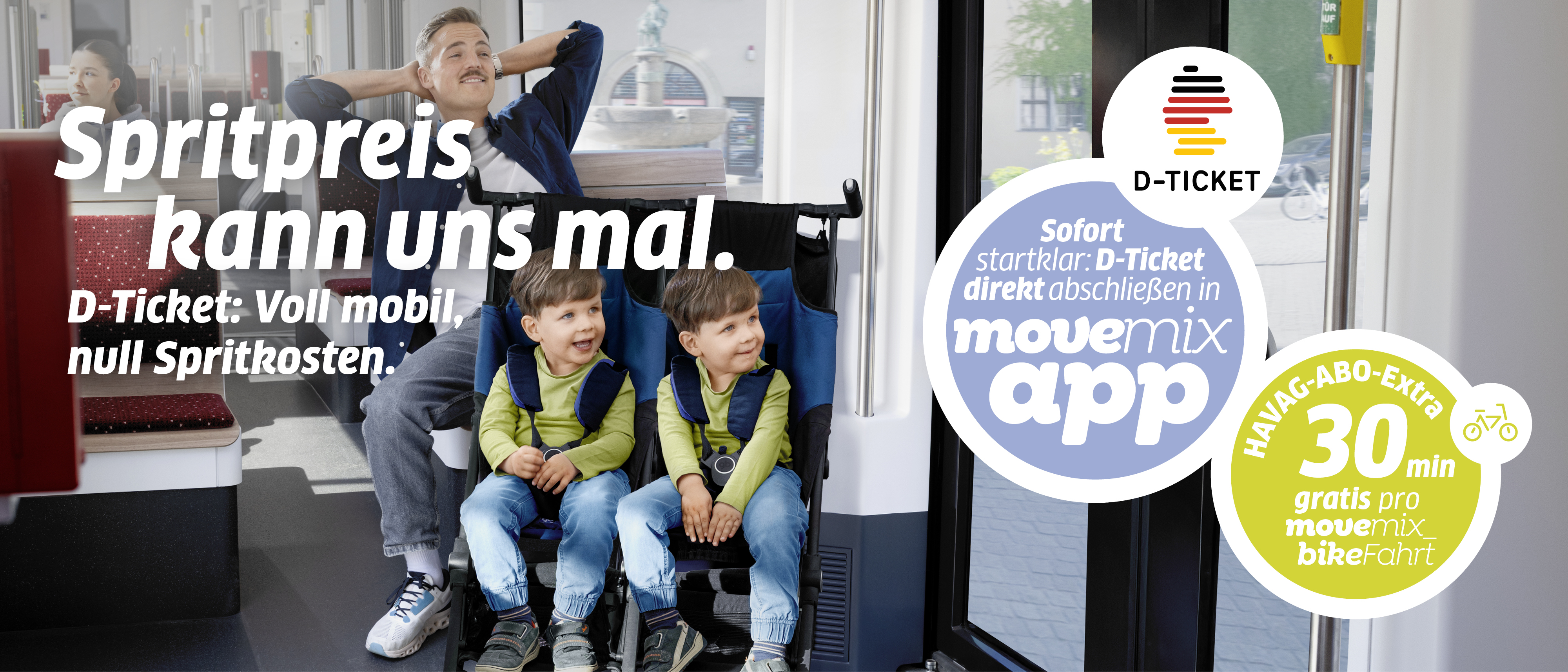 Eine Vater sitzt mit seinen Zwillingskindern in der Straßenbahn. Er sieht entspannt aus. Er hat beide Arme hinter seinem Kopf verschränkt und schaut glücklich ins Weiter. Seine beiden Zwillingsjungs im Alter von ca. zwei Jahren sitzen im Buggy und schauen belustigt zur Tür auf die Straße. Im Hintergrund ist der Eselsbrunnen zu sehen.